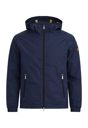 Giacca blu navy con cappuccio, cerniera frontale, due tasche laterali con zip, polsini elastici e una toppa con logo sulla manica sinistra.
