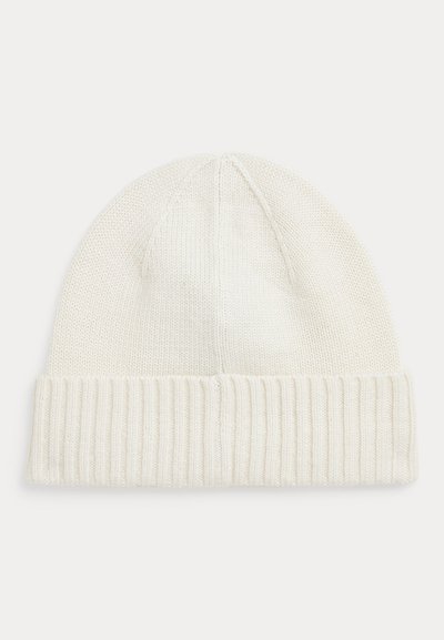 Gorro de malha branco com aba canelada, padrão texturizado e design superior sem costuras, feito de tecido macio para maior conforto.