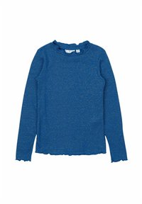 Top de manga larga azul con un tejido texturizado, escote en forma de ondas y dobladillo. La tela tiene un brillo sutil y un diseño ajustado.
