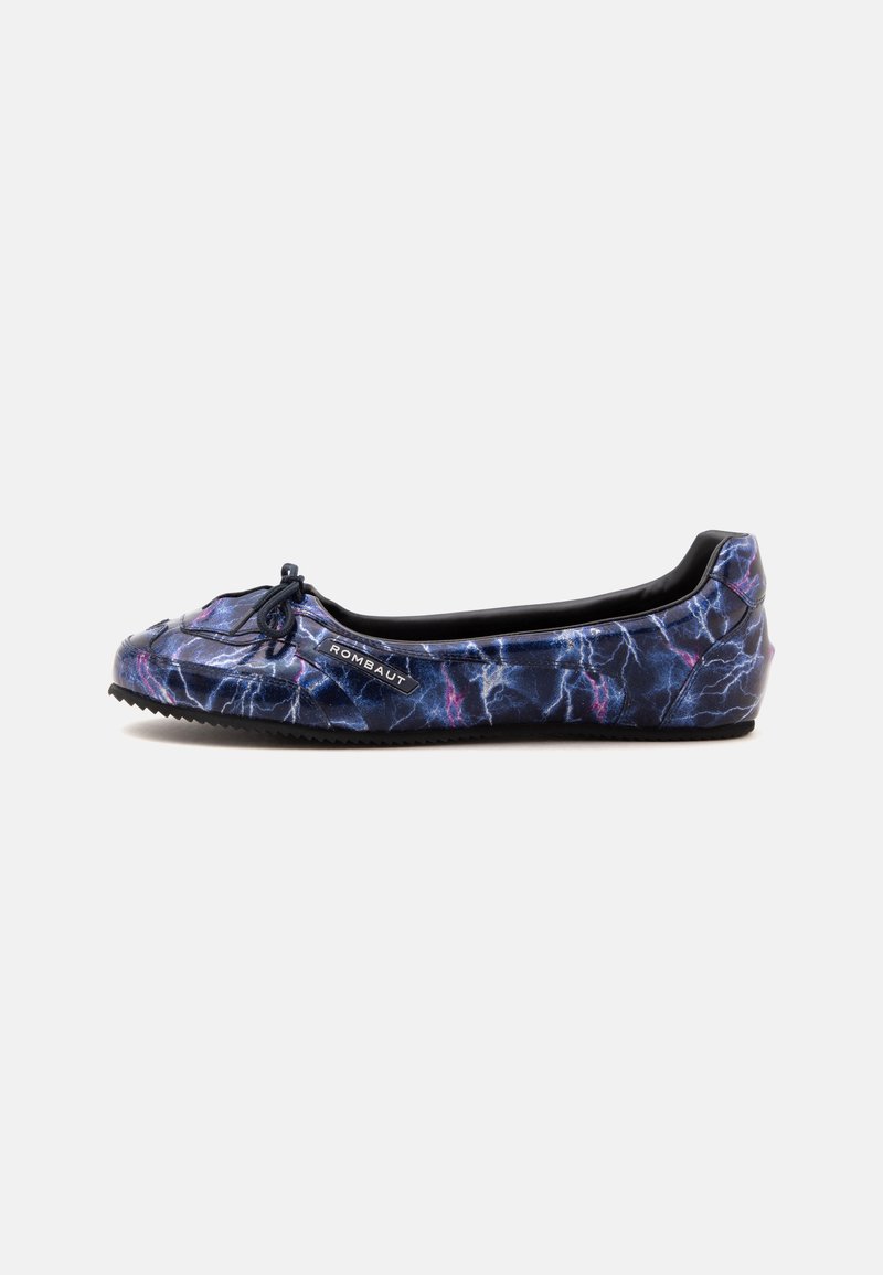 Chaussure de ballet plate avec motif d’éclairs bleu marine, violet et blanc et un petit nœud sur le dessus, étiquetée Rombaut sur le côté.