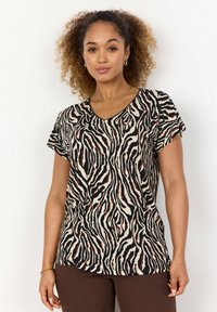 Kurzärmliges, V-Ausschnitt T-Shirt mit einem schwarz-weißen Zebra-Muster und roten Akzenten. Aus weichem, strukturiertem Stoff gefertigt.