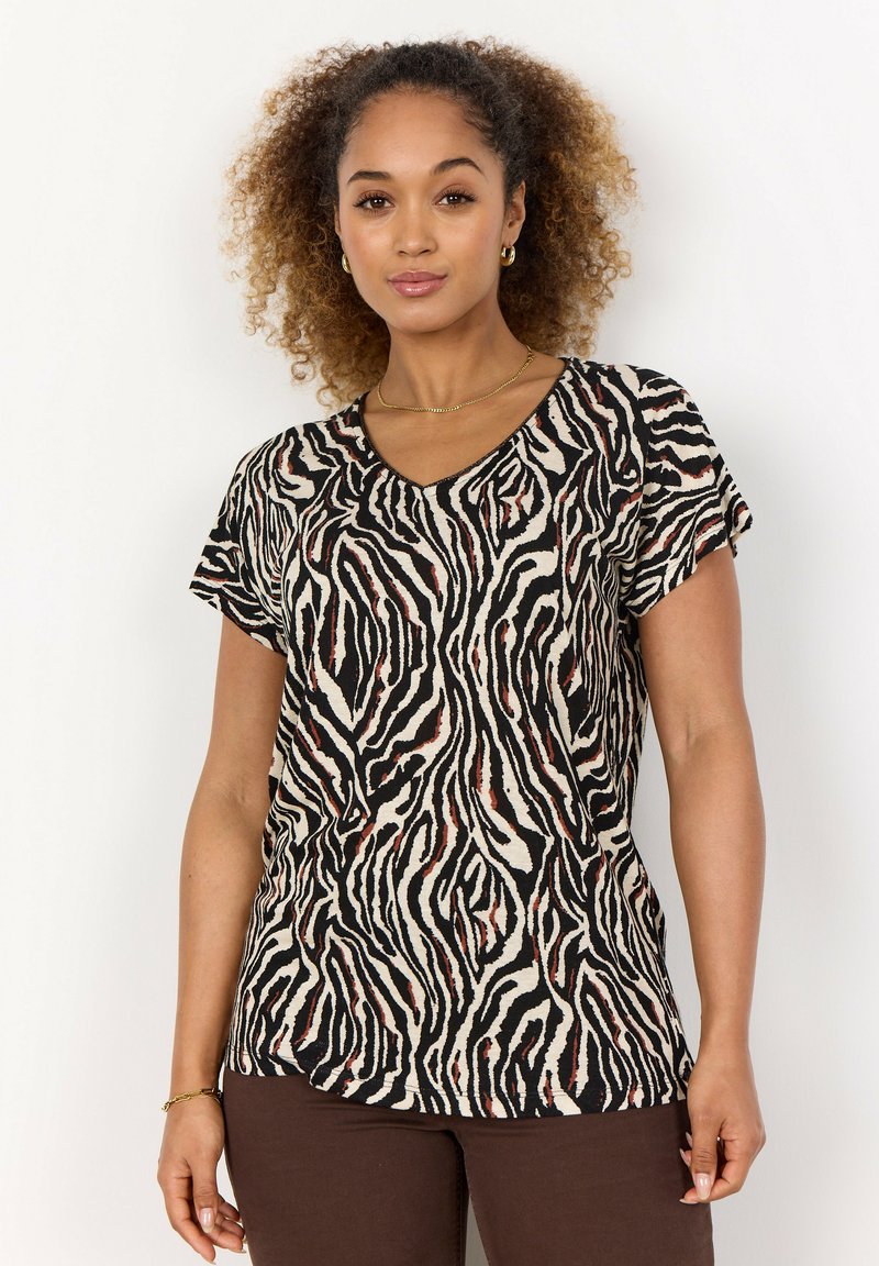 Kurzärmliges, V-Ausschnitt T-Shirt mit einem schwarz-weißen Zebra-Muster und roten Akzenten. Aus weichem, strukturiertem Stoff gefertigt.
