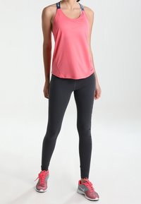 Nike Performance Tekninen t-paita - coral