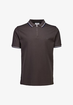Ciemnoszara koszulka polo z krótkim rękawem, z przodu z zamkiem błyskawicznym, w paski na kołnierzyku i brzegach rękawów, z subtelnym haftowanym logo na lewej piersi.