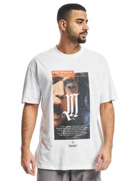 Hvid bomulds t-shirt med et oversized grafisk print af et abstrakt ansigt, tekst i orange og sort samt komplekse designdetaljer.