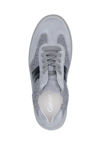 Grijze sportieve schoen met een bovenwerk van suede, textuurstofaccenten, een vetersluiting en rubberen zool. Gabor-logo zichtbaar op de binnenzool.