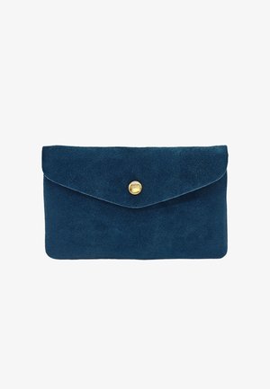 Pochette en suede bleu marine de forme enveloppe, avec une fermeture à bouton pression et une texture douce. Design simple avec des bords de rabat courbés.