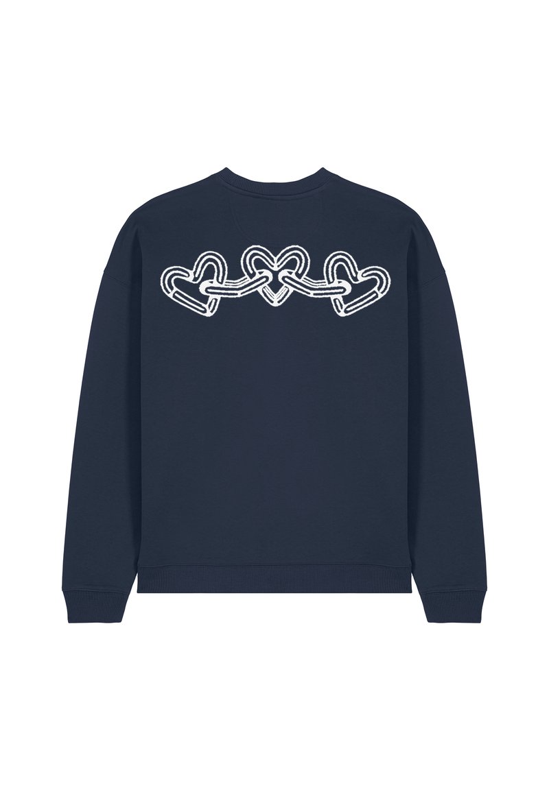 Felpa navy con girocollo e maniche lunghe. Presenta un design di cuori intrecciati bianchi sul retro. Tessuto liscio, polsini a coste.