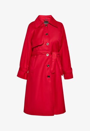 Mantie roșie din material neted. Are un guler clasic, nasturi pe față și o curea în talie. Mansetele au un detaliu ușor din volane.