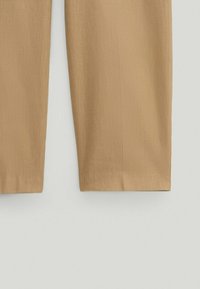 Pantaloni beige a gamba dritta realizzati in tessuto liscio, caratterizzati da una texture sottile e un orlo pulito senza accenti o motivi aggiuntivi.