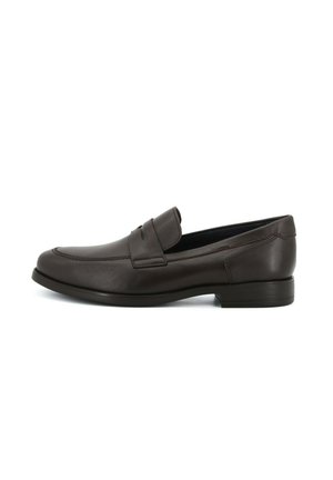 Ciemnobrązowy skórzany penny loafer z niskim obcasem, zaokrąglonym noskiem i paskiem na górze, pokazany z boku na białym tle.