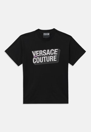 Svart bomull T-skjorte med en fremtredende "VERSACE JEANS COUTURE" logo i hvitt og lilla, med en bokset form og rund halsdesign.