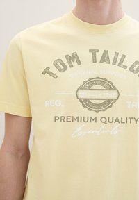 TOM TAILOR LOGO  - Marškinėliai su spaudiniu - light yellow