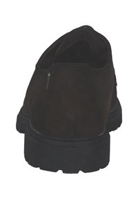 Scarpa in suede marrone con punta rotonda, design a basse scarpette e suola in gomma nera testurizzata. Presenta un'etichetta GOETEX sul lato.