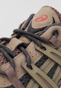 ASICS SportStyle GEL SONOMA UNISEX - Sneakers low - black/clay canyon