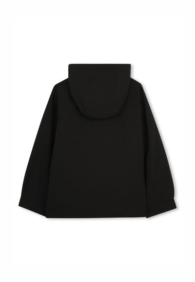 Veste noire à capuche en tissu texturé, manches longues et coupe décontractée, conçue avec des lignes minimalistes sans détails supplémentaires.