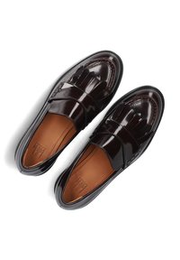 Donkerbruine gepatineerde leren loafers hebben een gladde afwerking, een franjes detail en een klassieke silhoeet met een platte zool. Het interieur heeft een beige voering.