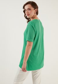 LELA Slim Fit - Palaidinė - benetton color
