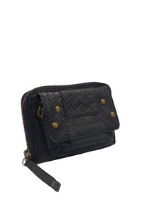 Portefeuille en cuir noir avec un motif texturé semblable à des écailles, des détails métalliques dorés, une fermeture éclair et une poche à rabat à l'avant.