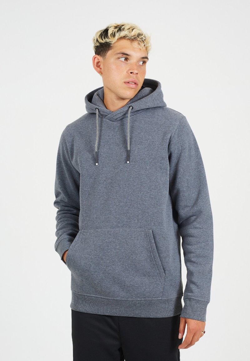 Felpa grigia realizzata in tessuto morbido, dotata di tasca a marsupio, cordini con estremità texturizzate e vestibilità rilassata.