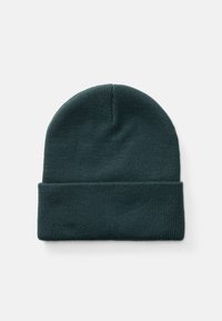 Gorro de malha em verde escuro, com uma bainha dobrada. Textura ribateada com um acabamento suave e topo arredondado.