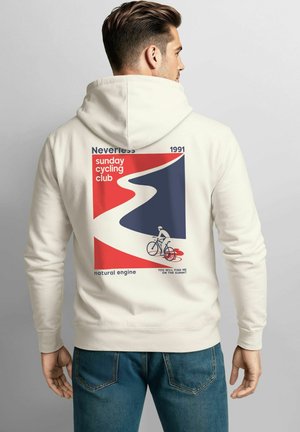 Hellbeige Kapuzenpullover mit einem grafischen Druck auf der Rückseite, der rote und blaue Formen, einen Radfahrer und textuelle Details zeigt. Weiches Baumwollmaterial.