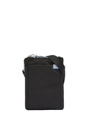 Mała czarna torba na ramię z przednią kieszenią, srebrnym zamkiem błyskawicznym i regulowanym paskiem na ramieniu na białym tle.