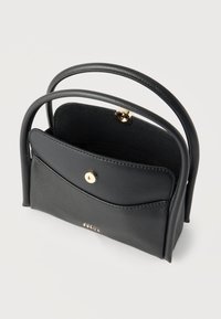 Μαύρη δερμάτινη τσάντα χειρός με δύο καμπυλωτές λαβές, μπροστινή τσέπη με χρυσό κούμπωμα και ανοιχτό κυρίως διαμέρισμα.