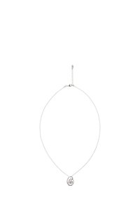 Colier din argint cu o lanț delicat și un pandantiv în formă de lacrimă, având o piatră centrală, care pune în evidență o textură netedă și un design minimalist.