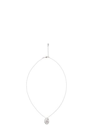 Silberne Halskette mit einer zarten Kette und einem Tropfen-Anhänger mit einem zentralen Stein, der eine glatte Textur und ein minimalistisches Design zeigt.