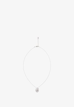 Srebrny naszyjnik z delikatnym łańcuszkiem i wisiorkiem w kształcie kropli z centralnym kamieniem, prezentujący gładką fakturę i minimalistyczny design.