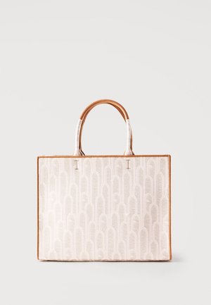 Borsa a mano rettangolare beige con motivo ad arco e manici e rifiniture in pelle color cuoio, mostrata su uno sfondo chiaro e uniforme.