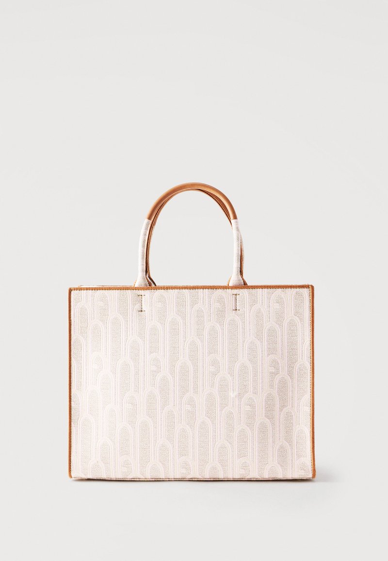 Μπεζ ορθογώνια τσάντα ώμου με καμπυλωτό σχέδιο, λαβές και διακοσμήσεις από καφέ δέρμα, εμφανίζεται σε απλό ανοιχτό φόντο.