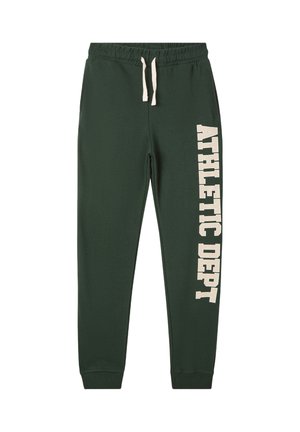 Pantaloni della tuta verde scuro con vita elastica, cordino bianco e grande stampa "ATHLETIC DEPT" sulla gamba sinistra.