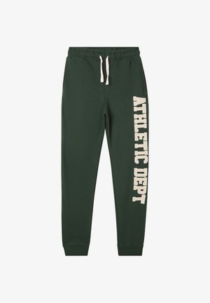 Ciemnozielone dresy z elastycznym pasem, białym sznurkiem i dużym napisem "ATHLETIC DEPT" na lewej nogawce.