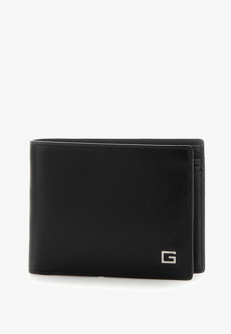 Portafoglio in pelle nera con design pieghevole, caratterizzato da un accento in logo argentato e una texture liscia. Cuciture evidenziate sui bordi.