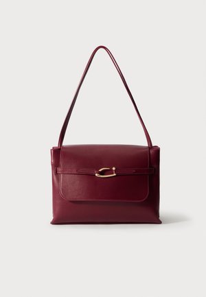 Burgundy nahkalaukku, jossa on jämäkkä muotoilu, litteä malli ja yksi olkahihna. Sisältää kultasävyisen yksityiskohdan ja sileän pinnan.