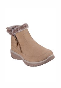 Braune Wildleder-Ankle-Boots mit Kunstpelzkragen, seitlichem Reißverschluss und einer gepolsterten Sohle. Sie zeichnen sich durch eine glatte Textur und ein rundes Schufohrdesign aus.