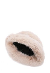 Cappello in finta pelliccia di un delicato rosa chiaro con una texture morbida e fluffy. L'interno presenta una fodera liscia e scura. Forma arrotondata con parte superiore aperta.