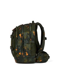 Mochila de camuflaje con tejido verde oscuro y patrones de salpicaduras en naranja y negro. Cintas anchas y acolchadas, y múltiples bolsillos.