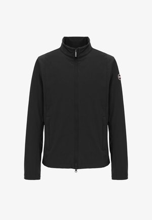 Chaqueta negra con cremallera, cuello alto, mangas largas, un parche de logo en el brazo izquierdo y dos bolsillos delanteros.