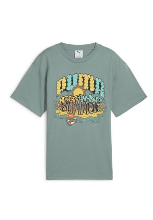 T-shirt en coton vert clair avec un graphisme coloré comportant le texte "PUMA NEVER ENDING SUMMER" et des illustrations sur le thème de l'été.