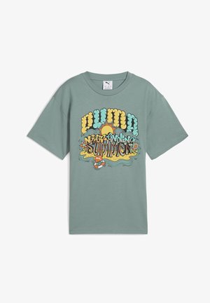 T-shirt en coton vert clair avec un graphisme coloré comportant le texte "PUMA NEVER ENDING SUMMER" et des illustrations sur le thème de l'été.