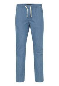 Pantalones jogger de mezclilla azul claro con cinturilla elástica, cierre de cordón y piernas ajustadas. Textura suave, sin patrones ni adornos visibles.