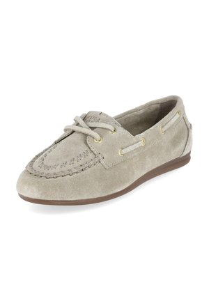 Zapato mocasín de ante gris claro con puntera cosida, detalle de cordones y suela plana marrón, mostrado en un ligero ángulo sobre fondo blanco.