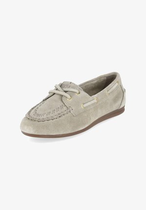 Zapato mocasín de ante gris claro con puntera cosida, detalle de cordones y suela plana marrón, mostrado en un ligero ángulo sobre fondo blanco.