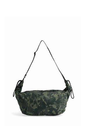 Taske med camouflage-mønster i en blød, polstret design, der har en enkelt justerbar rem og en lynlås-lukning. Mørkegrønne nuancer dominerer.
