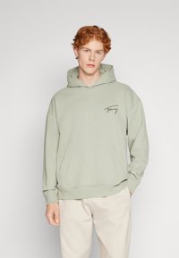 Tommy Jeans Jersey con capucha - faded willow