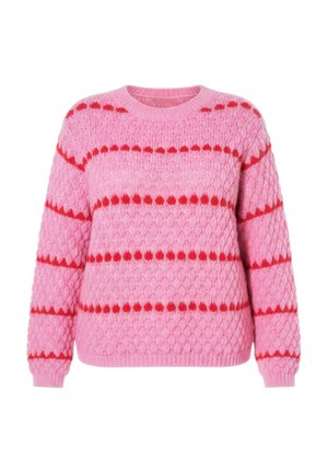 Różowy sweter dziany z teksturowanym wzorem w romby oraz poziomymi czerwonymi motywami w kształcie jabłek na całej długości ciała i rękawów.