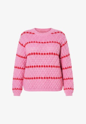 Suéter de punto rosa con patrón de diamantes texturizado y motivos horizontales rojos en forma de manzana a lo largo del cuerpo y las mangas.